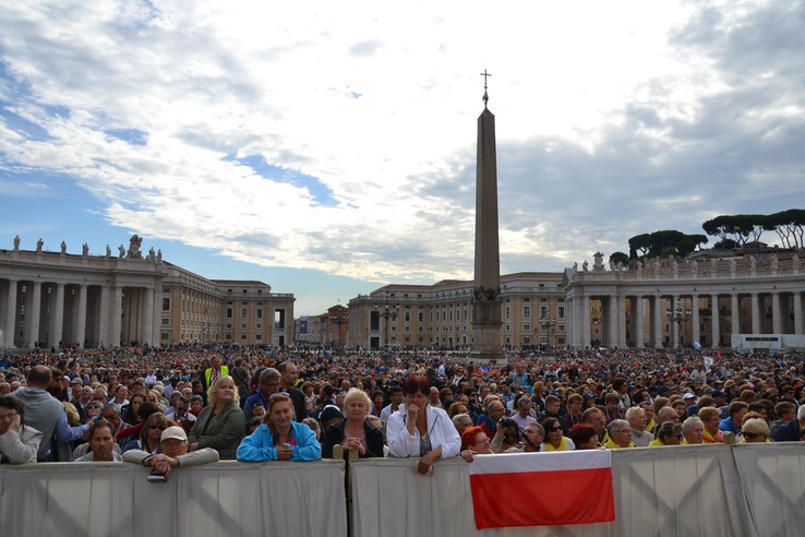 Crowds waiting to see Pope Francis